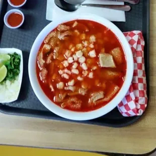 Un rico menudo con tortillas echas a mano..