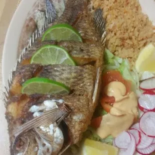 Aqui comiendo una rica mojarra. Quien dijo yo!