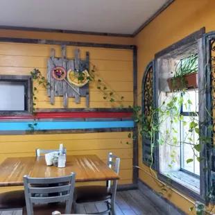 Cute clean spacious dining area