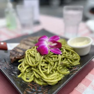 Pesto pasta w steak