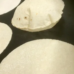 Ricas tortillas de maíz hechas a mano, solo fines de semana...  Home made corn  tortillas, only on weekends!!!