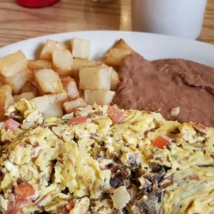Buenos dias. Te recomindo el Machacado., necesita mas sabor para mi y para ti. Me gustaria que tuvieran  cafe con canela