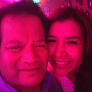 No mas la voy a estranar a las meseras, security.