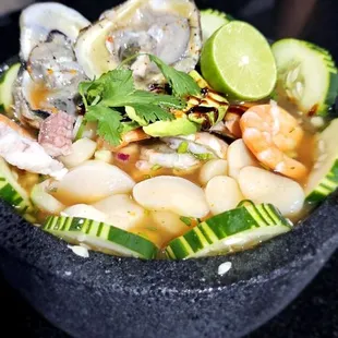 Molcajete Campechana. Pero trae de todo. Ostiones, camarones, pulpo etc..