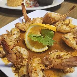 Camarones con salsa bien picosas.. pero bien buenos.. para acompañar una cervecitas !!