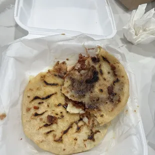 Pupusa de queso y frijol, y revueltas.