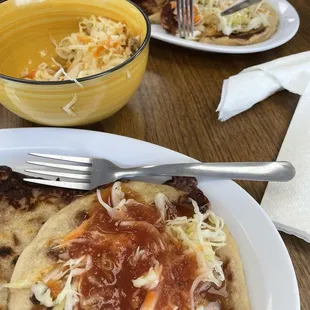 Pupusas con frijoles y curtido