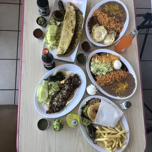 Quesadillas de Maíz, tacos de alambre, enchiladas, torta de milanesa, huevos con bisteck