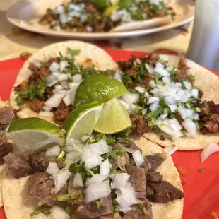 Tacos de lengua, pastor, y chorizo