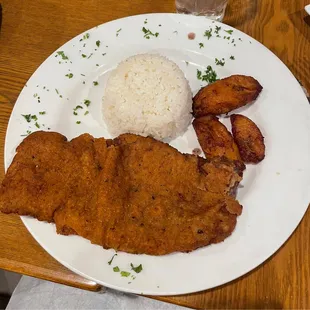 Bistec Empanizado White rice Plantains