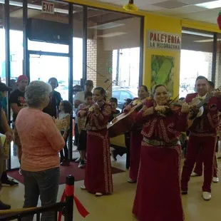 Grand opening: Mariachis perform