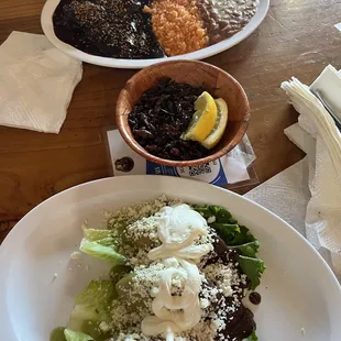 Mole Negro Oaxaqueno, Molotes y una botana de chapulines