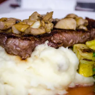 steak, mashed potatoes and broccoli
