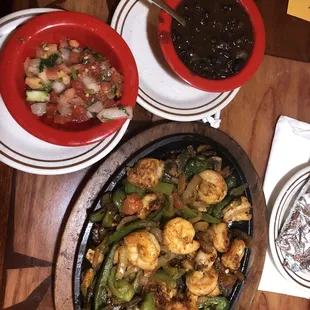 Shrimp fajitas with jalapeño, pico de gallo and blacks beans