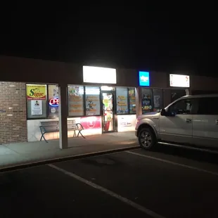 the outside of a restaurant at night