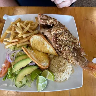 Huachinango frito al ajillo