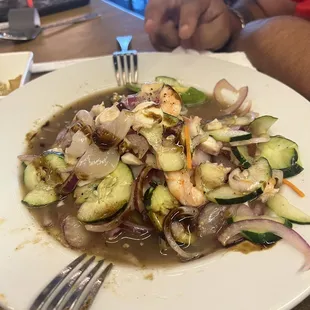Ensalada mixta muy ácida  el pepinos y cebolla ya estaba aguada y no tiene sabor le hace falta más sabor porque solo sabe ácido .