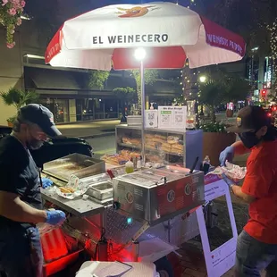 Made to order while you wait.  Cold drinks, napkins, friendly service.  Even corn in a cup.