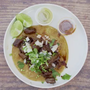 Individual taco of tripa on corn tortilla