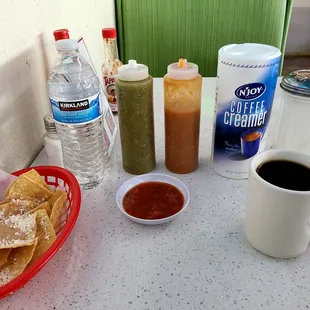 Chips con frijoles y Queso Cotija, agua, salsa roja, Jalapeno  y Habanero Squeeze, creamer, azucar y  cafe.