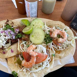 Cahuamanta y chicharrón tacos