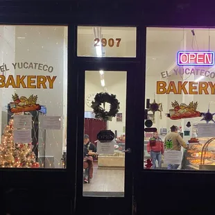 Front of the panaderia