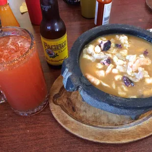 Molcajete de Aguachiles y una Pacífico al lado