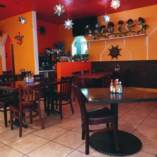 Dining room at breakfast. Not busy.