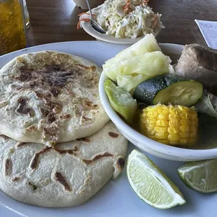 Sopa de res pequeña con dos pupusas. ‍