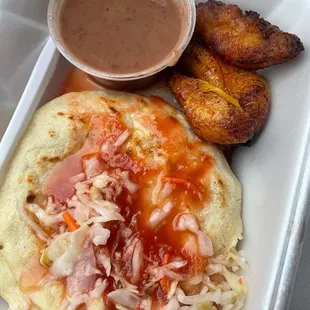 2 Pupusas, frijoles, soda, y plátanos por 8.75$ muy rico