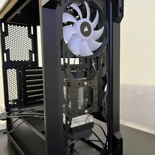 Simple soft tubing build for a customer, we figure out solutions to any sized case that doesn't have enough room for the pump/reservoir