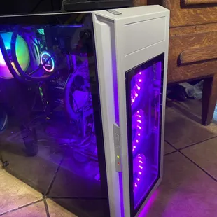 A nice but simple i7 7700k build. Can't complain it came out really good.