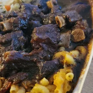 Small oxtail dinner with mac n cheese &amp; cabbage.