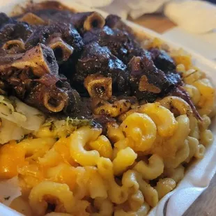 Small oxtail dinner with mac n cheese &amp; cabbage.