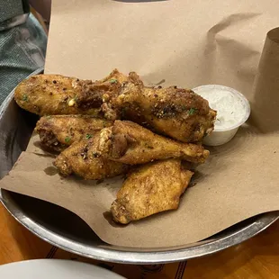 a basket of fried chicken wings