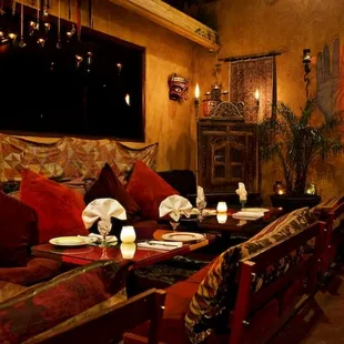 The dining room is ideal both for couples and for groups.