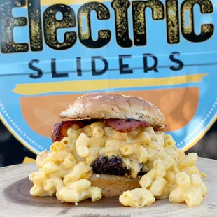 a sandwich with macaroni and cheese