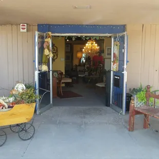 Entry way I'd so beautiful. Especially with that chandelier.