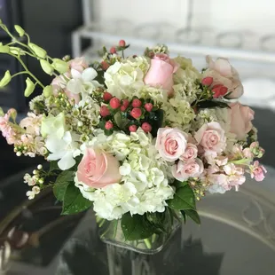 Short pink and white bouquet in medium size