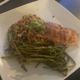 Salmon special with ancient grains and crispy asparagus