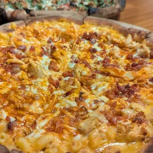 Buffalo Mac pizza