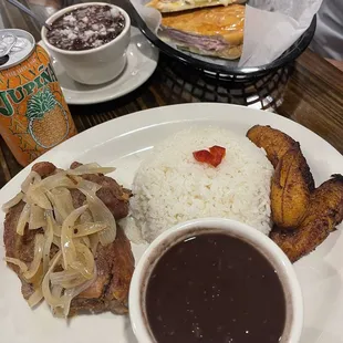 Masas de cerdo con arroz y frijol, y maduros. Fried pork chunks with beans rice, and sweet plantains.
