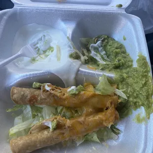 5 Rolled Tacos with Guacamole and sour cream