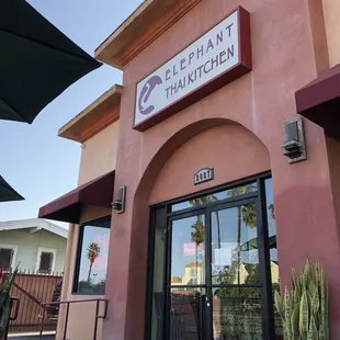 Outdoor seating - pet friendly!