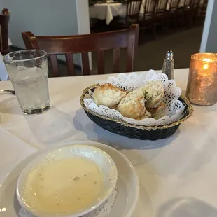 Garlic bread with truffle cream sauce