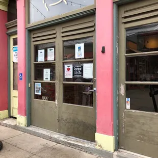 the outside of the restaurant
