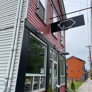 the outside of the restaurant