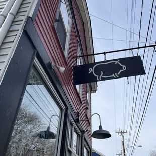 a sign for eli's bbq