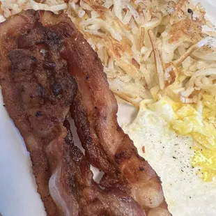Traditional eggs, bacon &amp; hashbrowns breakfast.