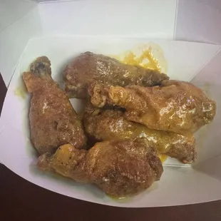 Crispy drumsticks with mild garlic sauce